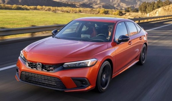 Това е един от най-впечатляващите примери за трансформациите при автомобилите. Независимо от типа на каросерията Civic може да гледа отвисоко на първото поколение Accord (1976&ndash;1981), защото ги делят повече от 200 мм. Honda Civic (11-то поколение, 2021 г. - дължина / ширина / височина (седан): 4656 mm / 1801 mm / 1415 mm).